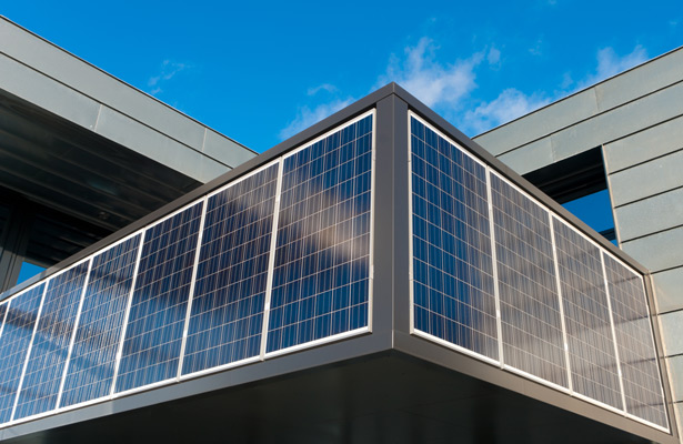 Photovoltaik-Elemente an Hausfassade angebracht. 